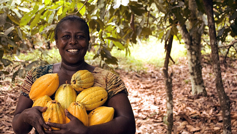 Kvinna med kakaofrukter som symbol för projektet Sustainalytics Food Supply Chain Engagement 
